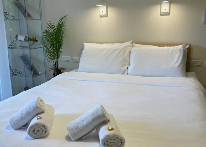 Amazing Private Suite With Garden, Pool, Hottub & Mountains View